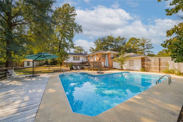 1900 W Hoyt Drive, Longview, TX 75601