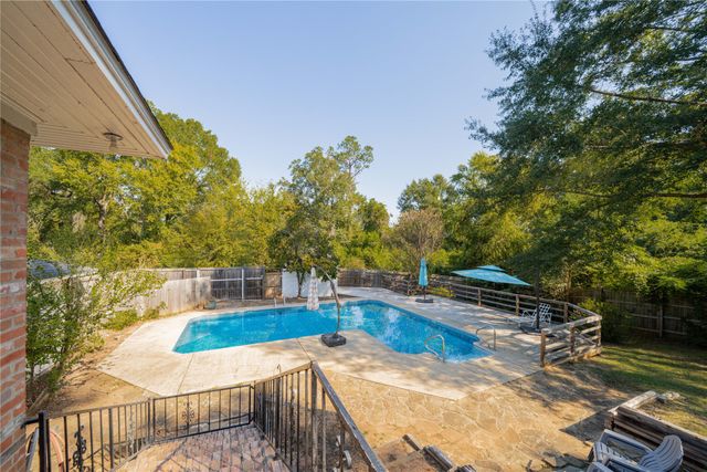 1900 W Hoyt Drive, Longview, TX 75601