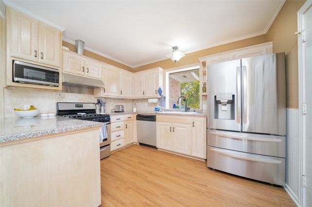 1900 W Hoyt Drive, Longview, TX 75601