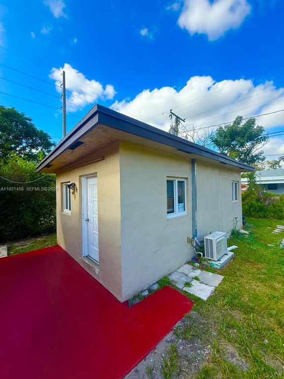 785 NW 76th St B, Miami, FL 33150