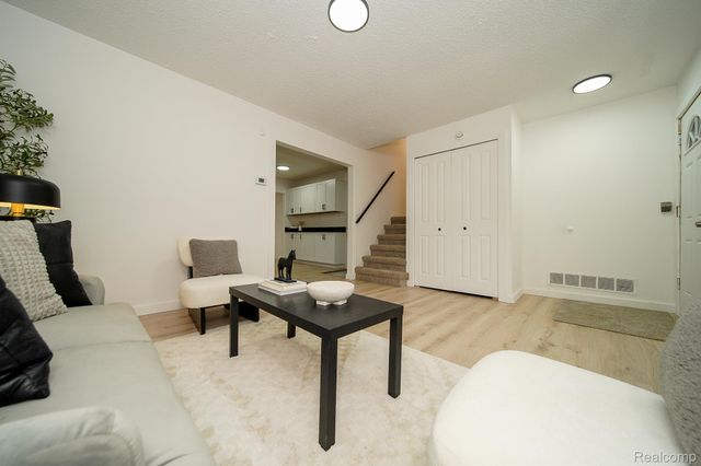 819 Woodingham Avenue, Waterford Charter Township, MI 48328