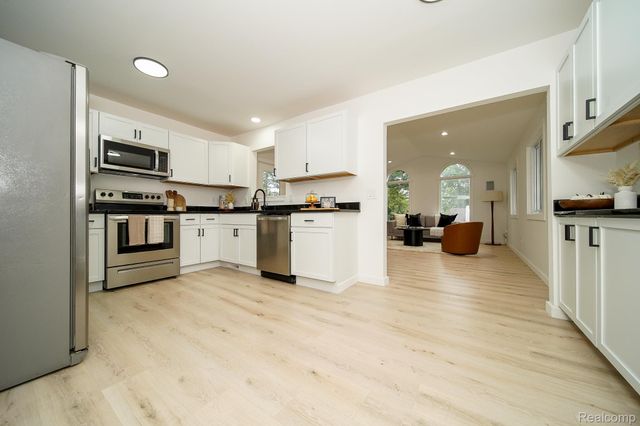 819 Woodingham Avenue, Waterford Charter Township, MI 48328