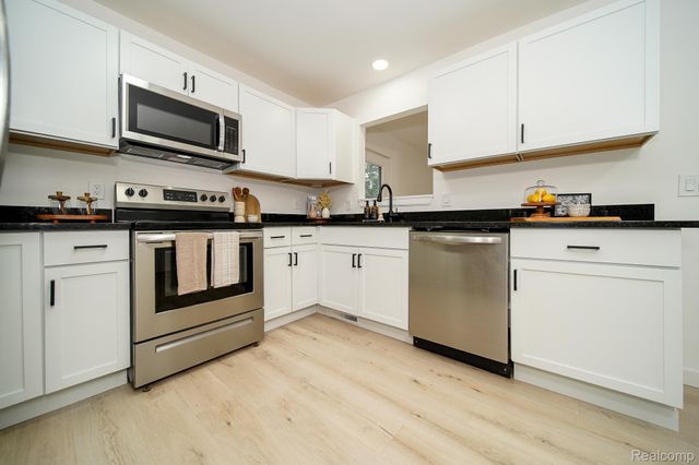 819 Woodingham Avenue, Waterford Charter Township, MI 48328