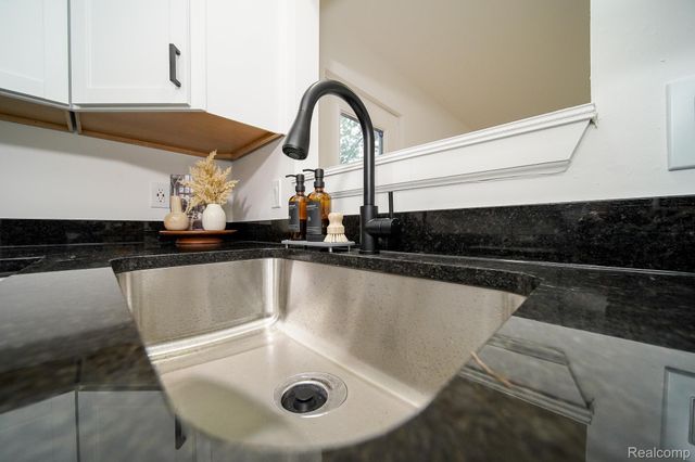 819 Woodingham Avenue, Waterford Charter Township, MI 48328