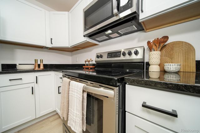 819 Woodingham Avenue, Waterford Charter Township, MI 48328
