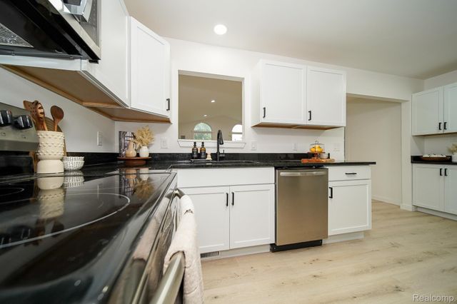819 Woodingham Avenue, Waterford Charter Township, MI 48328