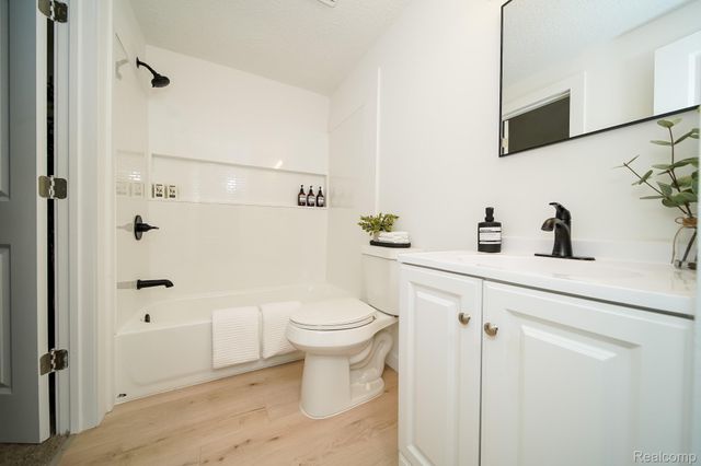 819 Woodingham Avenue, Waterford Charter Township, MI 48328