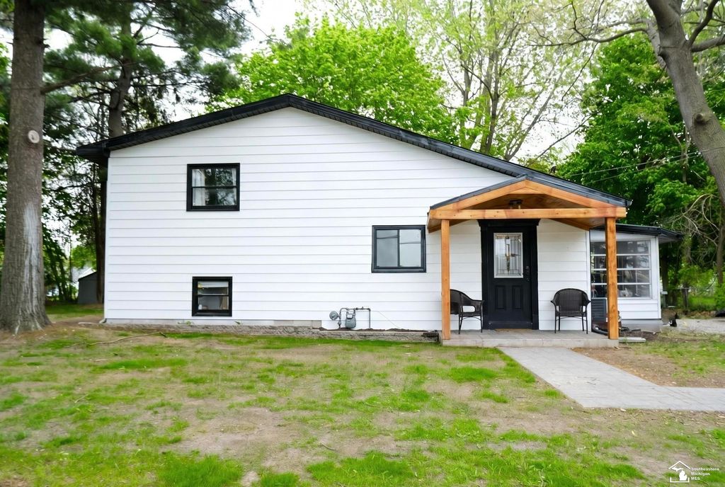 7252 Douglas Road, Lambertville, MI 48144