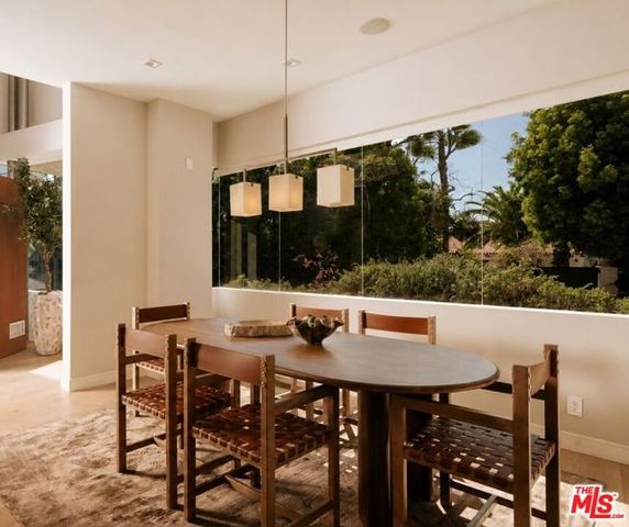 212 S Saltair Avenue, Los Angeles, CA 90049