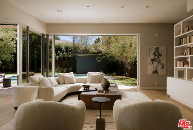 212 S Saltair Avenue, Los Angeles, CA 90049