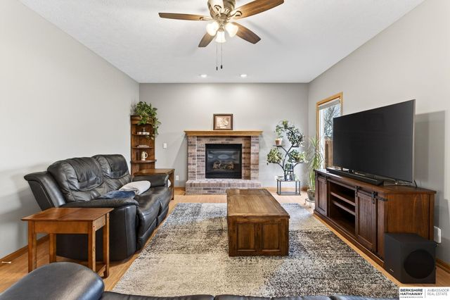 2009 Aberdeen Drive, Papillion, NE 68133