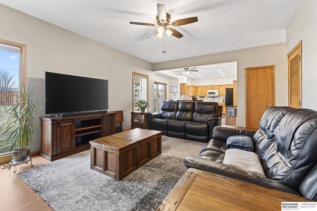 2009 Aberdeen Drive, Papillion, NE 68133