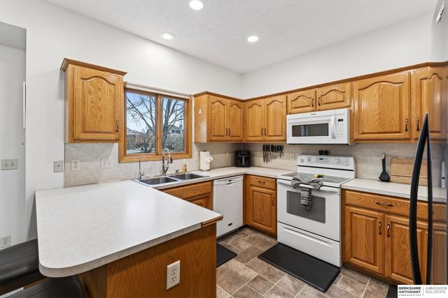 2009 Aberdeen Drive, Papillion, NE 68133