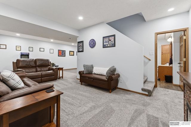 2009 Aberdeen Drive, Papillion, NE 68133