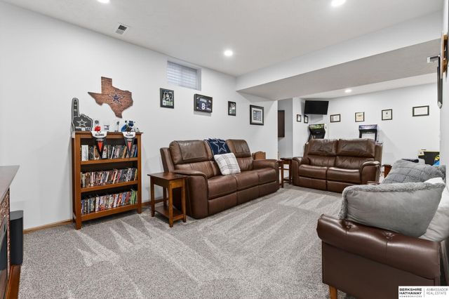 2009 Aberdeen Drive, Papillion, NE 68133