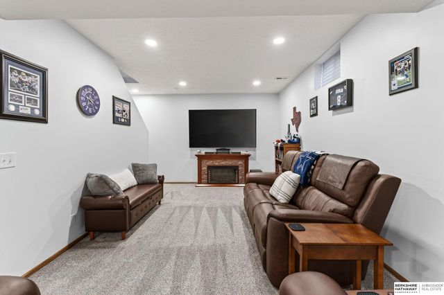 2009 Aberdeen Drive, Papillion, NE 68133