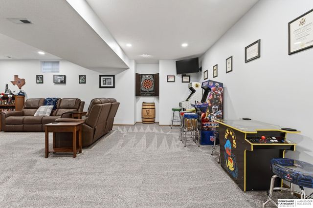 2009 Aberdeen Drive, Papillion, NE 68133