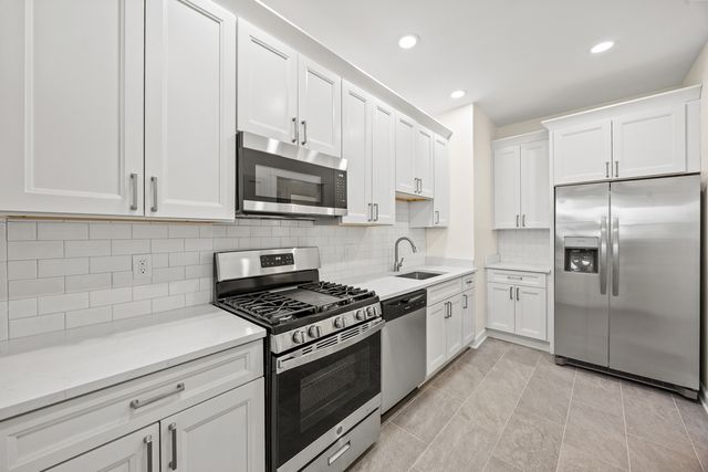 1223 E Hyde Park Boulevard 3, Chicago, IL 60615