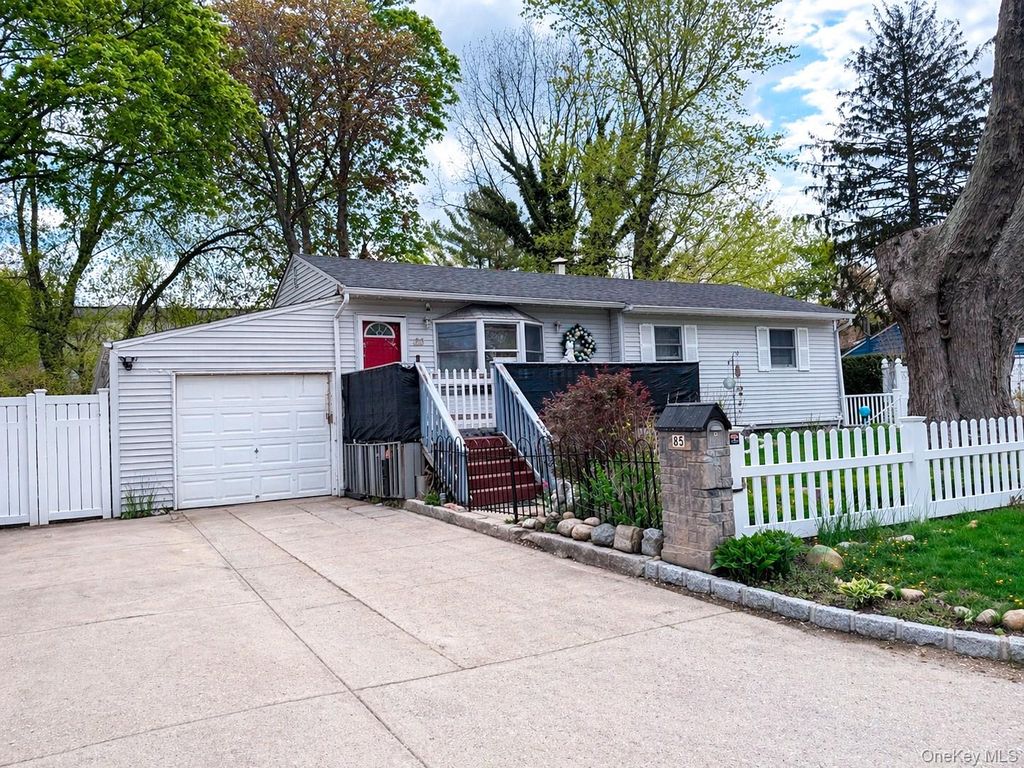 85 Applegate Drive, Central Islip, NY 11722