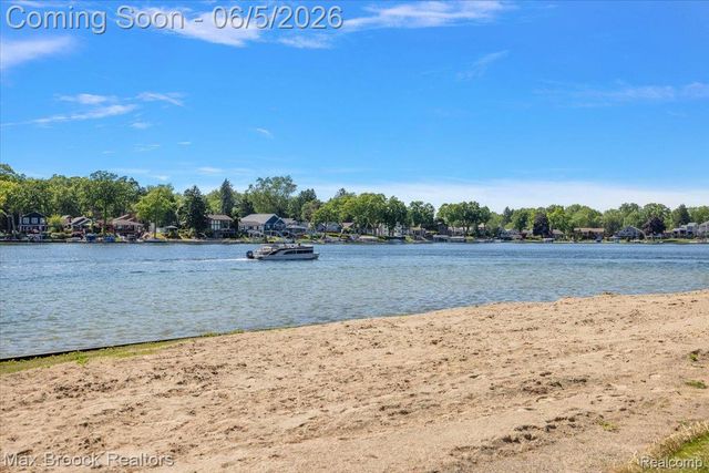 6431 Prairie Lawn, Waterford Charter Township, MI 48329