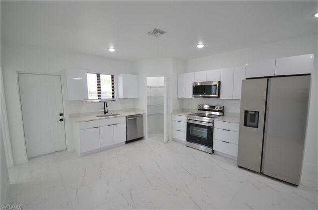 2132 Barker BLVD, Fort Myers, FL 33916