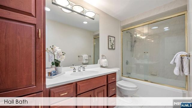 112 Edgewood Road, Allendale, NJ 07401