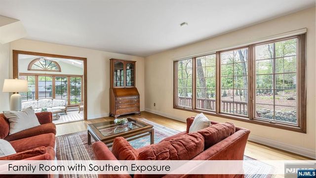 112 Edgewood Road, Allendale, NJ 07401
