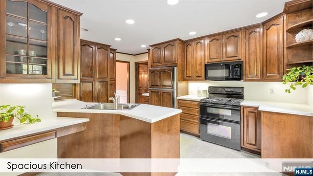 112 Edgewood Road, Allendale, NJ 07401