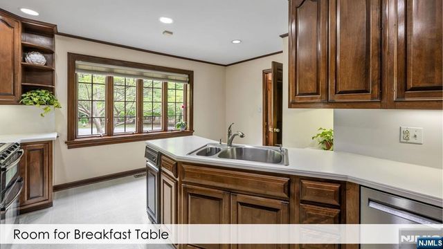 112 Edgewood Road, Allendale, NJ 07401
