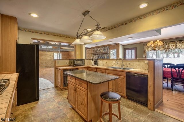 11 Winterwood Rd, Tewksbury Twp., NJ 08833