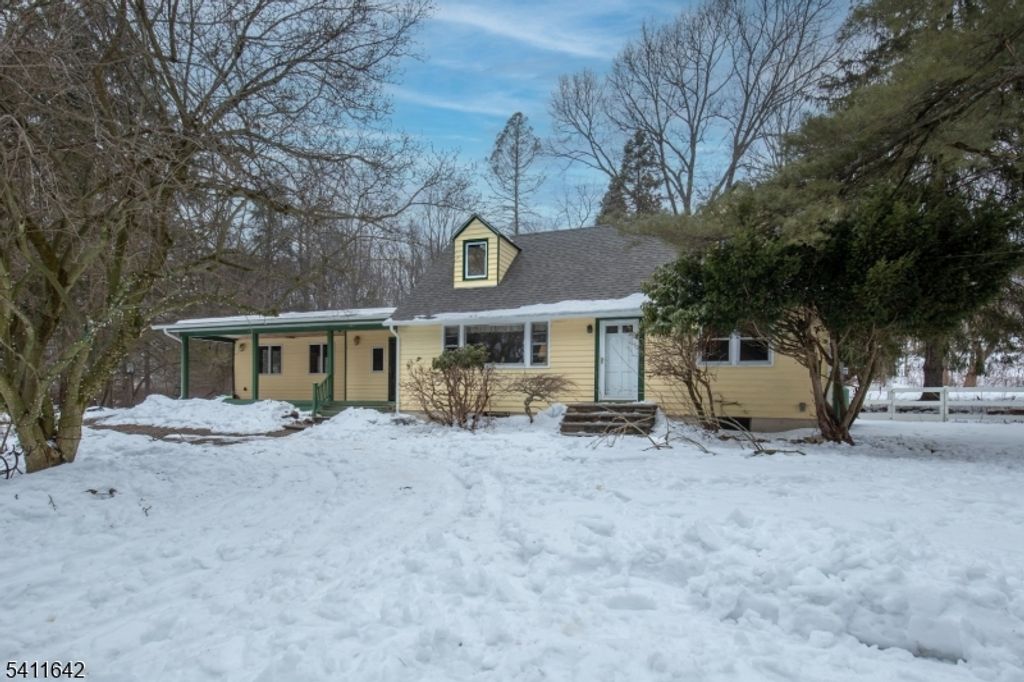 11 Winterwood Rd, Tewksbury Twp., NJ 08833