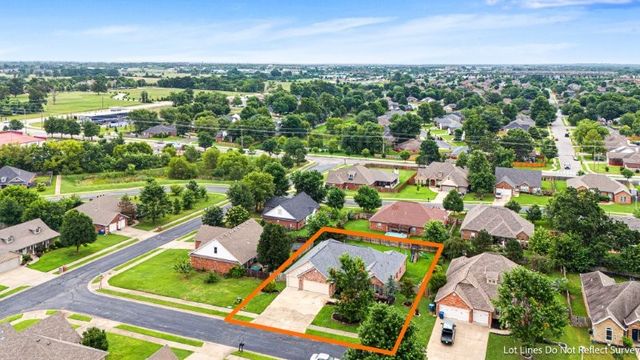 3903 SW Sycamore Street, Bentonville, AR 72713