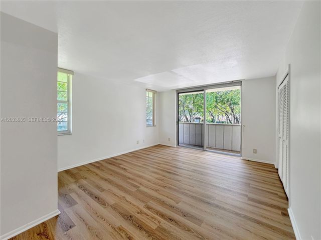 3641 Oaks Clubhouse Drive 201, Pompano Beach, FL 33069