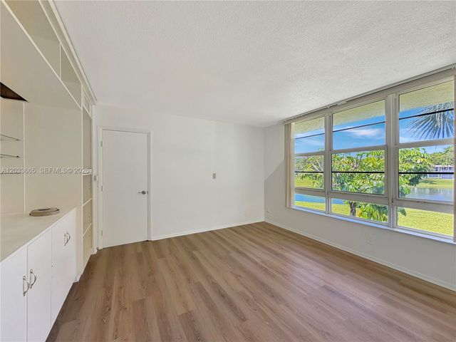 3641 Oaks Clubhouse Drive 201, Pompano Beach, FL 33069