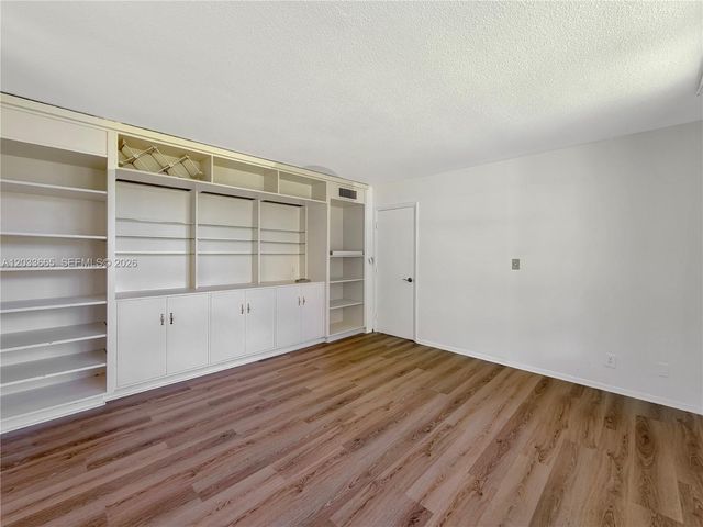 3641 Oaks Clubhouse Drive 201, Pompano Beach, FL 33069