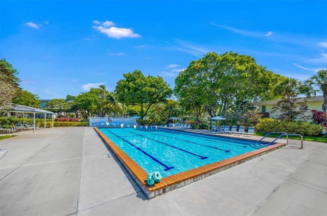 3641 Oaks Clubhouse Drive 201, Pompano Beach, FL 33069
