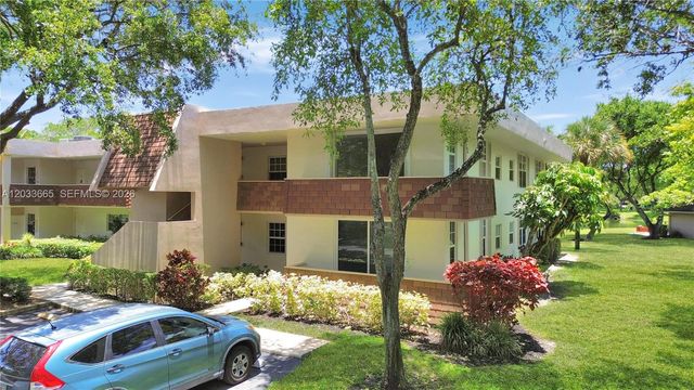 3641 Oaks Clubhouse Drive 201, Pompano Beach, FL 33069