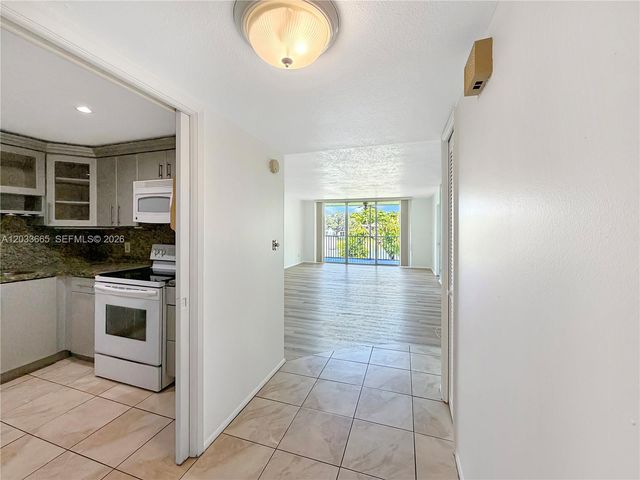 3641 Oaks Clubhouse Drive 201, Pompano Beach, FL 33069