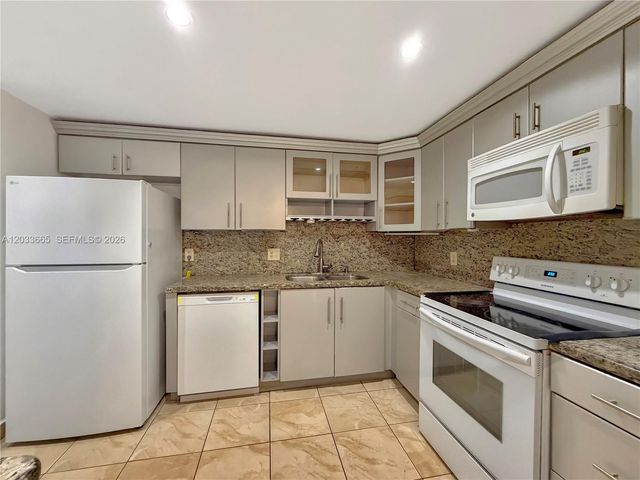 3641 Oaks Clubhouse Drive 201, Pompano Beach, FL 33069