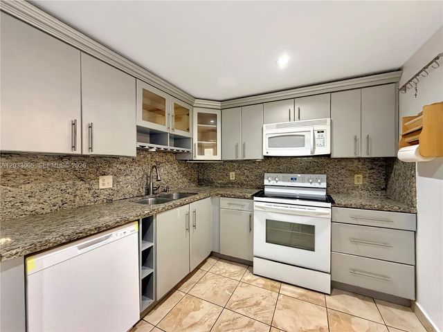 3641 Oaks Clubhouse Drive 201, Pompano Beach, FL 33069