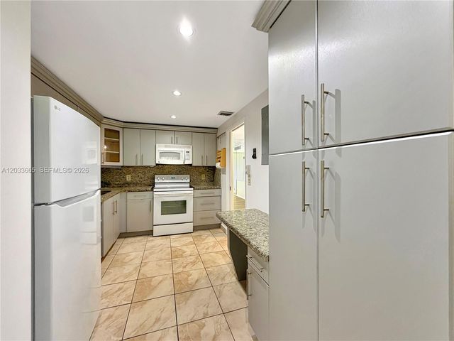 3641 Oaks Clubhouse Drive 201, Pompano Beach, FL 33069