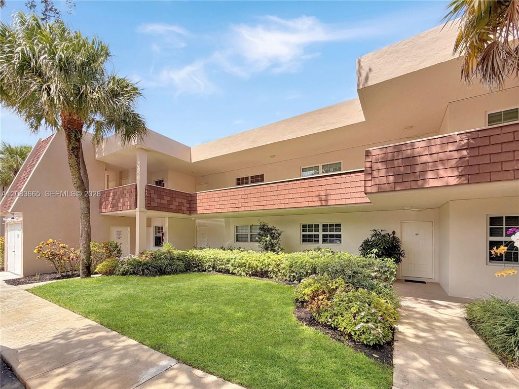 3641 Oaks Clubhouse Drive 201, Pompano Beach, FL 33069