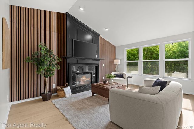 907 Deer Valley Road, Holly Township, MI 48442