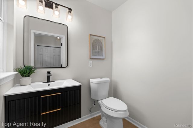 907 Deer Valley Road, Holly Township, MI 48442
