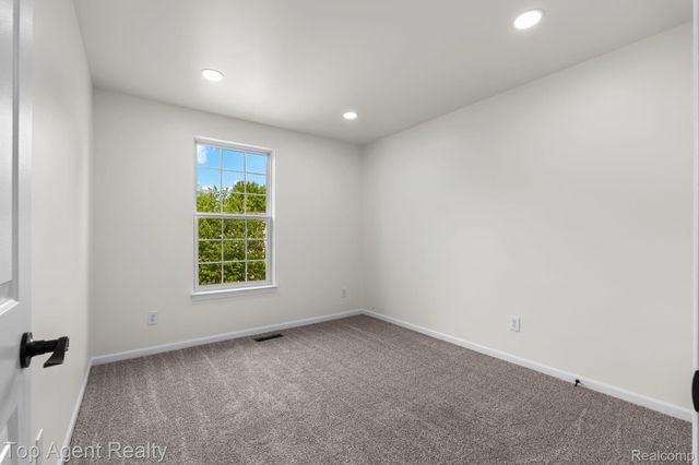 907 Deer Valley Road, Holly Township, MI 48442