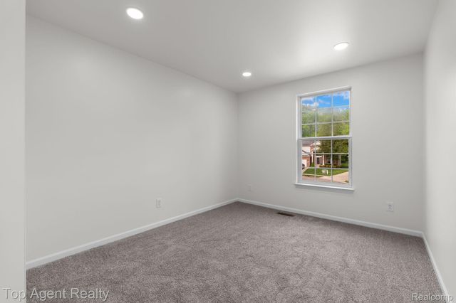907 Deer Valley Road, Holly Township, MI 48442