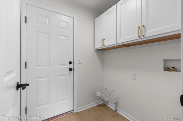 907 Deer Valley Road, Holly Township, MI 48442