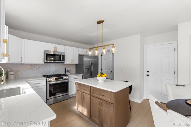 907 Deer Valley Road, Holly Township, MI 48442