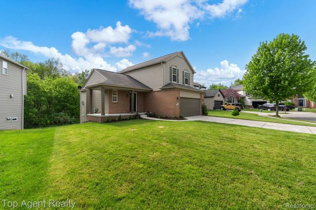 907 Deer Valley Road, Holly Township, MI 48442