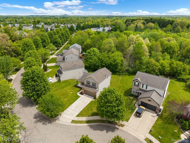 907 Deer Valley Road, Holly Township, MI 48442